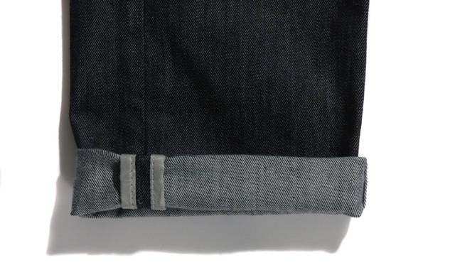 　サイドシームにあしらわれたリフレクターは、シルバーの輝きがなんだか近未来的な印象。暗闇でも視認度が高い素材が使用されている。