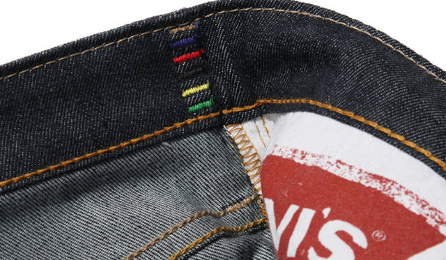 　世界自転車選手権チャンピオンの称号、アルカンシェルにオマージュを捧げた“虹”のステッチがウエスト部分の内側に入る。