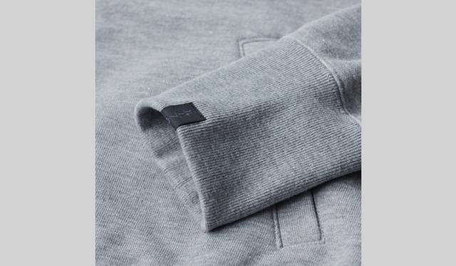 <strong>LOOPWHEELER｜ループウィラー　ルモアズ別注パーカ、ついに発売！</strong>　別注の証である袖口のタグも、ベースをブラック、文字をチャコールグレーと、シックにまとめている。 