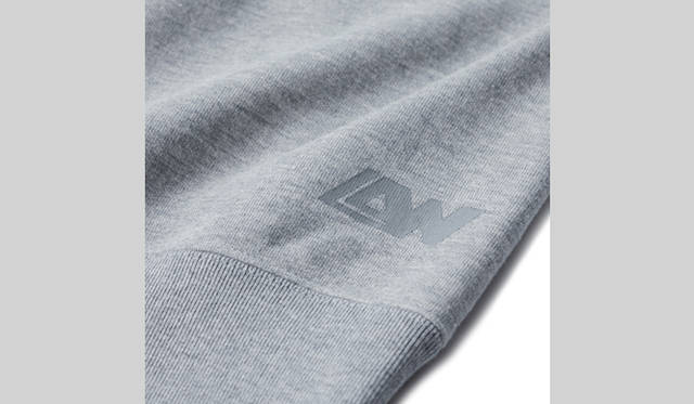 <strong>LOOPWHEELER｜ループウィラー　ルモアズ別注パーカ、ついに発売！</strong>　ブランドロゴは、後ろ身ごろにさりげなく。遊び心のあるデザインだ。