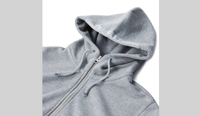 <strong>LOOPWHEELER｜ループウィラー　ルモアズ別注パーカ、ついに発売！</strong>　無駄を排したミニマルなスタイルのなかでアクセントとなっているのが、フードと左腕にプリントされた白のライン。染み込んだような色合いがヴィンテージ感を演出する。