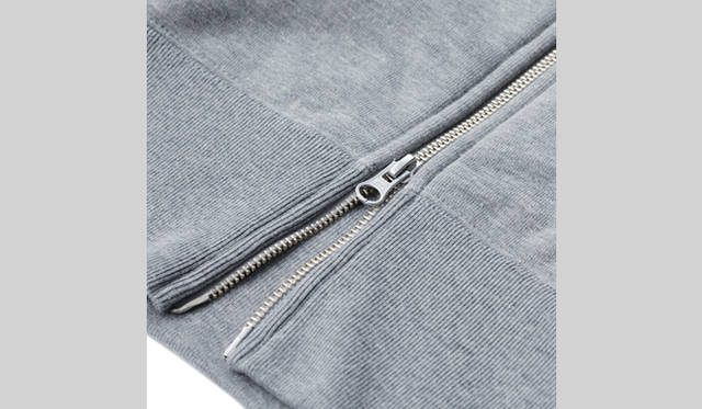 <strong>LOOPWHEELER｜ループウィラー　ルモアズ別注パーカ、ついに発売！</strong>　ジップのサイドにほどこされたステッチは、開閉しやすいという機能性だけでなく、縦のラインを強調し、よりすっきりとしたシルエットを印象づける。