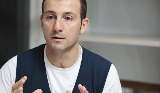 <strong>ZANELLATO｜ザネラート</strong> 「情熱をもって日々を生きている」というザネラート氏。その言葉どおり、熱心に商品を説明してくれた。