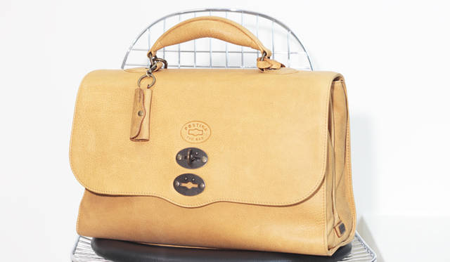 <strong>ZANELLATO｜ザネラート</strong> 1950年当時、イタリアの郵便配達員が持っていたバッグをモチーフにした「POSTINA EVERGREEN」。マテリアルには上質な牛革を採用。H32×W42×D18cm。11万6700円