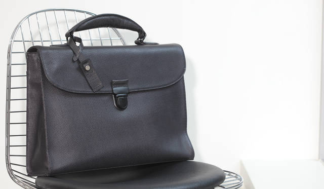 <strong>ZANELLATO｜ザネラート</strong> 黒の型押しレザーを使用したビジネスバッグ「DOW JONES」。ハンドル部分は前出の「POSTINA EVERGREEN」とおなじく低反発素材「SO SOFT with PORON」を採用する。H30×W40×D10cm。9万9750円