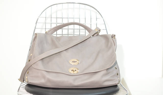 <strong>ZANELLATO｜ザネラート</strong> 同ブランドのアイコン的モデル「POSTINA COURIER」。使用する牛革はマルセイユソープから抽出したオイルで洗うことにより、適度な光沢とソフトな仕上がりを実現している。レディスショップのみで展開するモデルだが、ユニセックスで使用できるデザインだ。H26×W40×D20cm。7万6650円