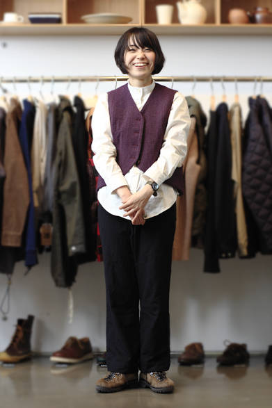 <strong>BEAMS｜ビームス</strong>　「fennica」スタッフ 徳永しおりさん　ベスト4万950円（Eatable of many orders）、シャツ1万7850円（CAMO）、パンツ・靴は私物