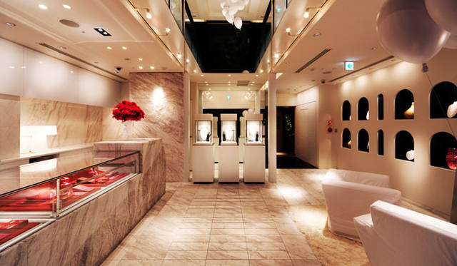 <strong>ENUOVE｜イノーヴェ</strong>　『ENUOVE銀座本店』　1階「ディズニーとイノーヴェ ファッションジュエリー」