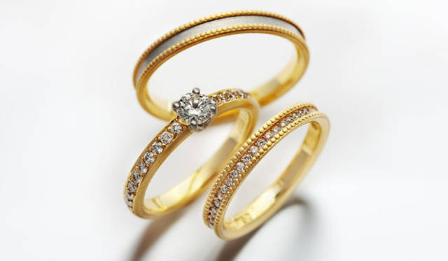 <strong>ENUOVE｜イノーヴェ</strong>　『ENUOVE銀座本店』　2階「ENUOVE（イノーヴェ）セルカ」 エンゲージリング30万8700円～［Pt950×K18YG×ダイヤモンド］、マリッジリング（レディース）10万5000円［Pt950×K18YG×ダイヤモンド］、マリッジリング（メンズ）8万1900円［Pt950×K18YG］