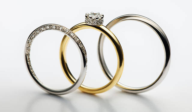 <strong>ENUOVE｜イノーヴェ</strong>　『ENUOVE銀座本店』　3階「ガロピーネ ガロパン セルクルシリーズ」ガロピーネ ガロパンの婚約指輪の代表作Cercle（セルクル）。石座の横にもダイヤがちりばめられているデザインは永遠につづいていく輪を表現。エンゲージリング21万6300円～［Pt950×K18YG×ダイヤモンド（0.20ct～）］、マリッジリング（レディース）13万200円［Pt950×ダイヤモンド］、マリッジリング（メンズ）8万6100円［Pt950］