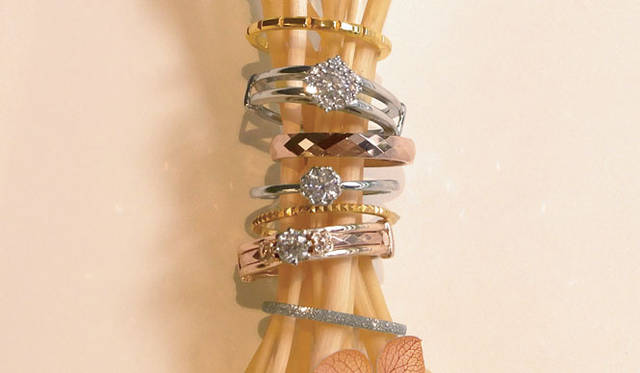 <strong>ENUOVE｜イノーヴェ</strong>　『ENUOVE銀座本店』　地下1階「FOULASON（フレゾン）」上から／3万5700円［K18YG］、CANPANURA (E) 29万850円～［Pt950］、6万900円［K18PG］、MARIGOLO(E) 19万2150円～［Pt950］、3万5700円［K18YG］、LILAC(E) 21万3150円～［K18PG］、中のリング4万2000円［K18PG］、6万900円