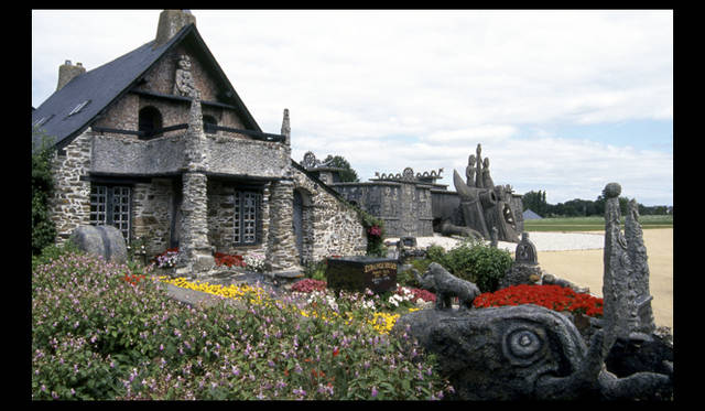 <strong>carnet de jardin｜松永 学</strong>　反対側から母屋奥には宮殿らしきもの、墓碑銘が中心におかれている。