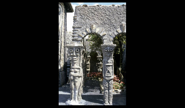 <strong>carnet de jardin｜松永 学</strong>　屋根の無い中庭の木漏れ日も心地よい。