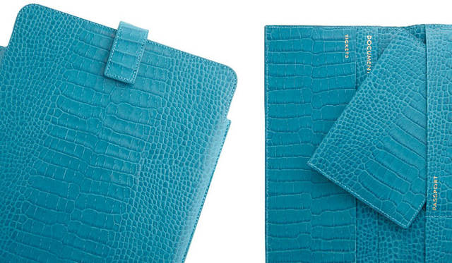<strong>SMYTHSON｜スマイソン</strong>　「ターコイズ」コレクション　左／iPadケース4万2000円、右／ミディアムトラベルウォレット3万8850円