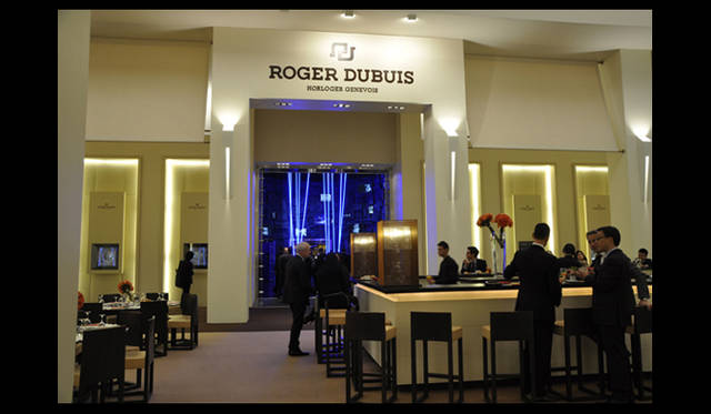 <strong>ROGER DUBUIS｜ロジェ・デュブイ</strong> 展示ブース。 