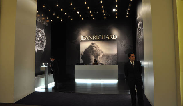 <strong>JEANRICHARD｜ジャンリシャール</strong> 展示ブースにはニック・ブランドの作品も使用されていた。