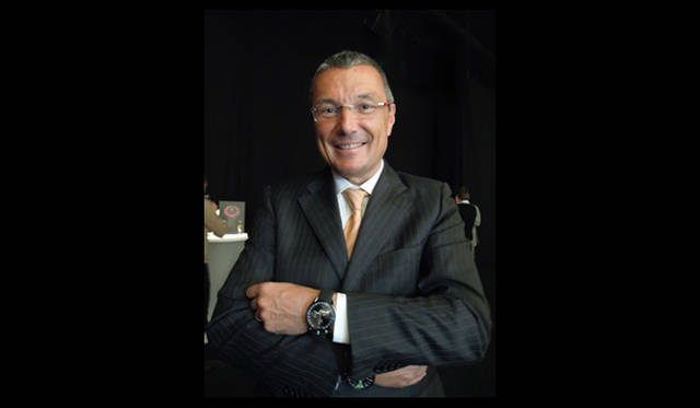 <strong>TAG HEUER｜タグ・ホイヤー</strong>　コンセプトモデルを着用するCEOのジャン・クリストフ・ババン氏。