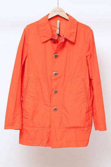 <strong>ISETAN MEN’S｜伊勢丹新宿店メンズ館</strong>　6階“コンテンポラリーカジュアル”　コート4万950円（CHAT C WIN／伊勢丹新宿店）