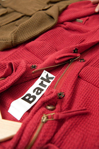 <strong>ISETAN MEN’S｜伊勢丹新宿店メンズ館</strong>　6階“コンテンポラリーカジュアル”　ニットジャケット4万8300円（バーク／伊勢丹新宿店）