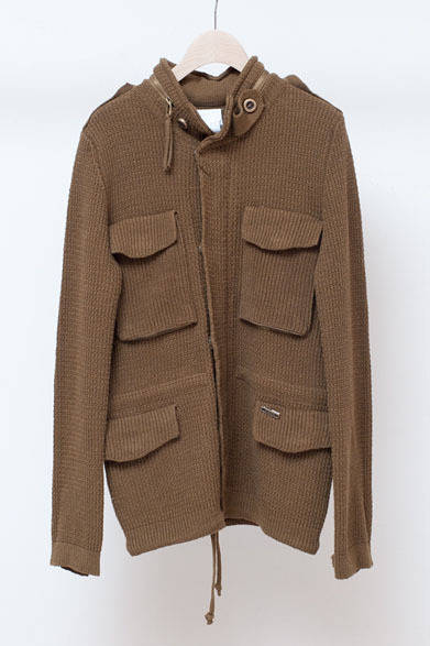 <strong>ISETAN MEN’S｜伊勢丹新宿店メンズ館</strong>　6階“コンテンポラリーカジュアル”　ニットジャケット4万8300円（バーク／伊勢丹新宿店）