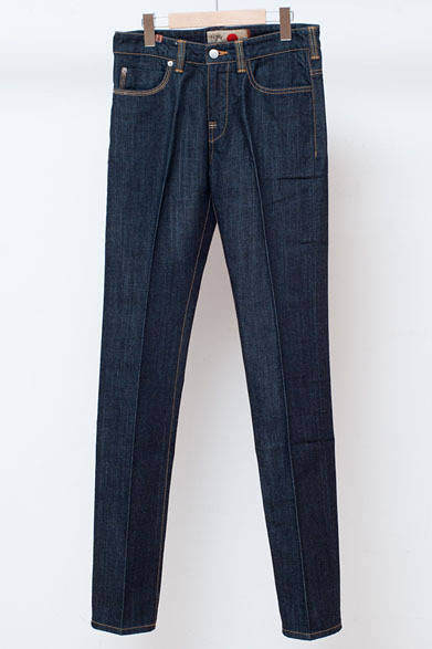 <strong>ISETAN MEN’S｜伊勢丹新宿店メンズ館</strong>　6階“コンテンポラリーカジュアル”　ジーンズ2万8350円（ノティファイ／伊勢丹新宿店）