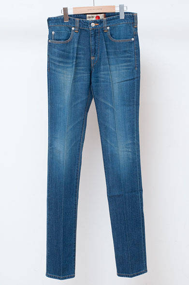 <strong>ISETAN MEN’S｜伊勢丹新宿店メンズ館</strong>　6階“コンテンポラリーカジュアル”　ジーンズ2万8350円（ノティファイ／伊勢丹新宿店）