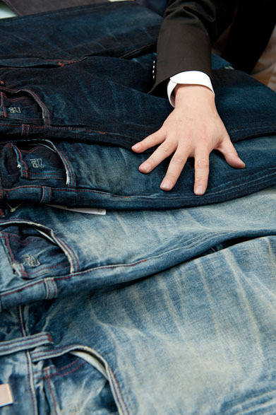 <strong>ISETAN MEN’S｜伊勢丹新宿店メンズ館</strong>　6階“コンテンポラリーカジュアル”　4段階から選べる色落ち加工