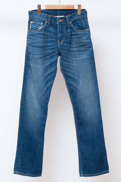 <strong>ISETAN MEN’S｜伊勢丹新宿店メンズ館</strong>　6階“コンテンポラリーカジュアル”　「ラーレイ」のデニムも色落ち加工をほどこした日本独自の別注品が登場（この商品は加工のカスタマイズはおこないません）。デニム3万450円（ラーレイ／伊勢丹新宿店）