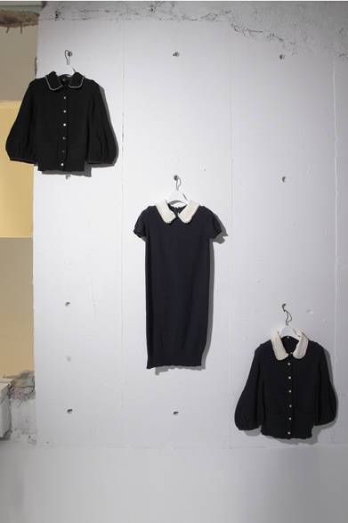 <strong>sacai│サカイ　『ドーバーストリートマーケット ギンザ コム デ ギャルソン』ショップインショップ</strong>　カーディガン　各3万9900円、ドレス　4万4100円