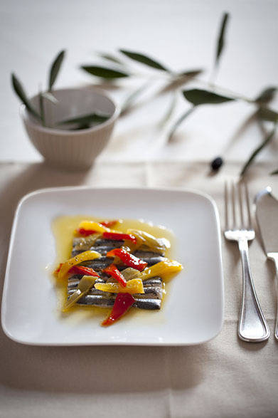 松嶋啓介シェフによるレシピ「ミックスピーマンといわしのマリネ」