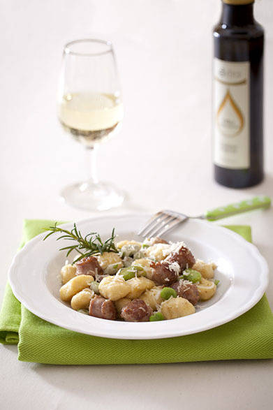 松嶋啓介シェフによるレシピ「ペッコリーのチーズのソーセージとソラ豆とじゃがいものニョッキ」