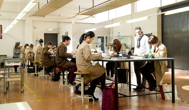<strong>BOTTEGA VENETA│ボッテガ・ヴェネタ</strong>　座学にくわえ、実際にバッグをデザインし、製作する授業もある。