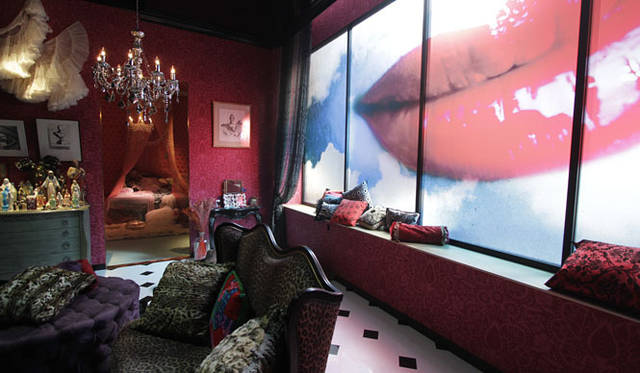 <strong>TOYO KITCHEN｜トーヨーキッチン</strong>　主人公りりこのリビングリームに設置されたシャンデリア「KILALA（キラーラ）」。© 2012映画『ヘルタースケルター』製作委員会