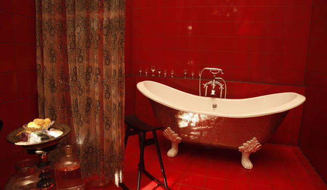 <strong>TOYO KITCHEN｜トーヨーキッチン</strong>　りりこのバスルームに設置された「SICIS（シチス）」のバスタブ「アルバ・プラチナム」。© 2012映画『ヘルタースケルター』製作委員会