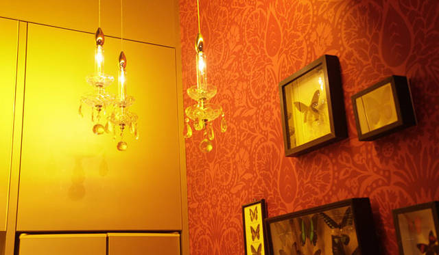 <strong>TOYO KITCHEN｜トーヨーキッチン</strong>　シャンデリア「キラーラクリスタルシングル」が3連で飾られているキッチン。© 2012映画『ヘルタースケルター』製作委員会