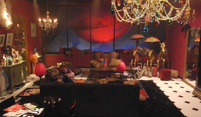 <strong>TOYO KITCHEN｜トーヨーキッチン</strong>　りりこの部屋のインテリア。左奥に設置されたシャンデリア「キラーラ」。© 2012映画『ヘルタースケルター』製作委員会