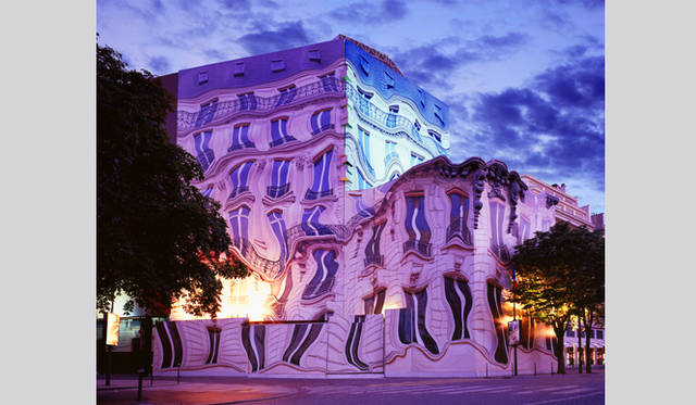 <strong>東アジアが世界のアートシーンを左右する</strong>　<strong>ARARIO GALLERY</strong>　Han Sungpil  「Metamorphosis」 2011 Chromogenic Print 124ｘ155cm ARARIO GALLERY