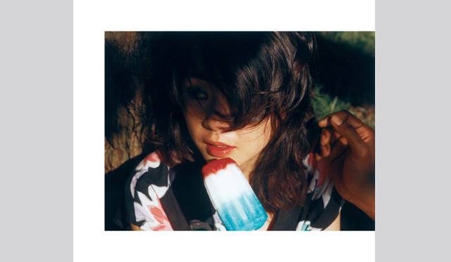 <strong>東アジアが世界のアートシーンを左右する</strong>　<strong>ONE AND J. GALLERY</strong>　Nikki S. Lee 「Part [23]」 2003 digital C-print 　76.2ｘ81.9cm ONE AND J. GALLERY 