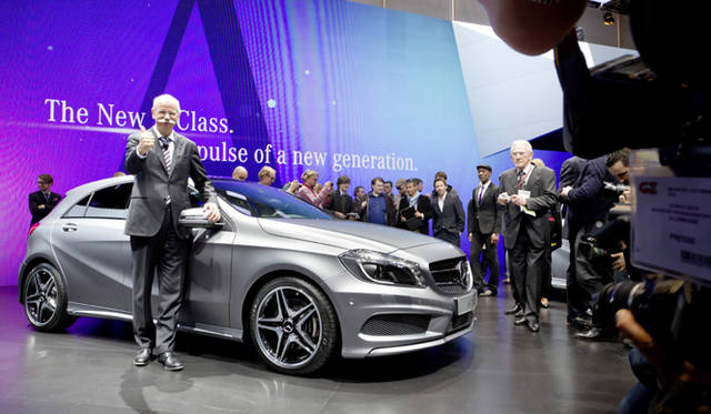 <strong>Dr. Dieter Zetsche, Daimler CEO｜ダイムラーのCEO ディーター・ツェッチェ博士と新Aクラス</strong>