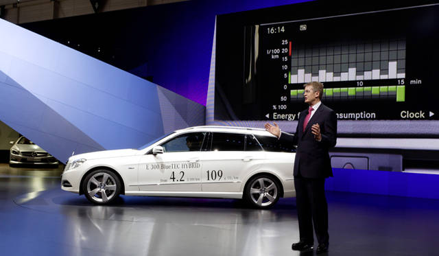 <strong>Professor Dr. Thomas Weber responsible for Group Research and Mercedes-Benz Cars Development｜リサーチ、開発担当 トーマス・ウェーバー教授と E 300 ブルーテック ハイブリッド</strong>