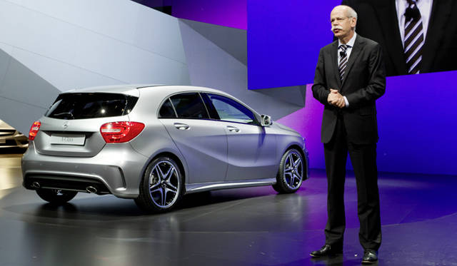 <strong>Dr. Dieter Zetsche, Daimler CEO｜ダイムラーのCEO ディーター・ツェッチェ博士と新Aクラス</strong>