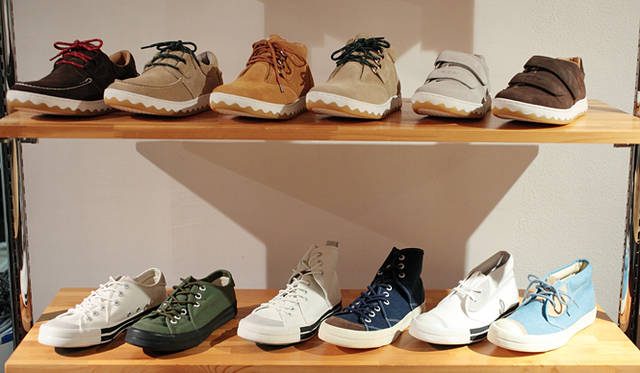 <strong>RFW｜アールエフダブリュー　デザイナー鹿子木 隆が語る、新生RFWのクリエイション</strong><br />今年15年目を迎えるRHYTHM FOOT WEAR（リズムフットウェア）が、今季コレクションより名前をRFWに改め一新。ブーツコレクションRFW、バッグコレクションRADの3つのラインを統合し、イメージを統一。よりオリジナリティを意識した今後の展開に、期待が高まる。デザイナー鹿子木 隆氏に、新生RFW第一弾となる、2012年春夏コレクションについて聞いた。<br /><br />上段左から「モカ スエード」「コナ スエード」「アッサム スエード」、下段左から「サンドウィッチロー スタンダード」「サンドウィッチロー へリテージ」「サンドウィッチハイスタンダード」「サンドウィッチハイ ダイ」「エピ スタンダード」「エピ ダイ」