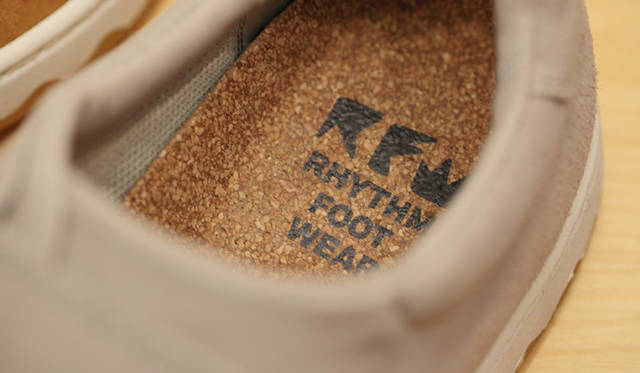 <strong>RFW｜アールエフダブリュー　デザイナー鹿子木 隆が語る、新生RFWのクリエイション</strong><br />「“RHYTHM FOOT WEAR”の頭文字をとって“RFW”としたんですが、15年目というきっかけもありますけど、ブランド名をそのままマークのように見せられるかなと思ったんです。ブランドロゴを見てどこのブランドってわかってほしいとは考えていなくて、靴のカタチだけでどこのものかわかってもらえるものを作っていければいいなと思っています」