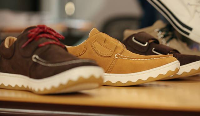 <strong>RFW｜アールエフダブリュー　デザイナー鹿子木 隆が語る、新生RFWのクリエイション</strong><br />「モカ スエード」はモールドからオリジナルで製作し、コンフォートシューズをイメージさせるゆったりとしたシルエットが最大の特徴。アッパーには撥水性の高いスエードが使用されている。