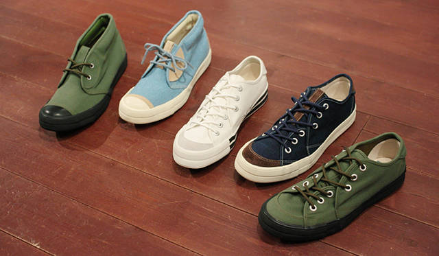 <strong>RFW｜アールエフダブリュー　デザイナー鹿子木 隆が語る、新生RFWのクリエイション</strong><br />左から「エピ ヘリテージ」「エピ ダイ」「サンドウィッチロー へリテージ」「サンドウィッチロー ダイ」「サンドウィッチロー へリテージ」。定番のキャンバスシリーズがリニューアル！　「サンドウィッチロー」最大の特徴は、アッパーの2枚羽根のデザイン。 タン部分にはアッパー同素材のフックが付いており、着脱の際に役立つのにくわえ、この靴のアイコンにもなっている。