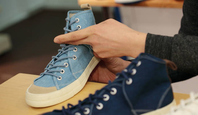 <strong>RFW｜アールエフダブリュー　デザイナー鹿子木 隆が語る、新生RFWのクリエイション</strong><br />「靴ですから、やっぱり履き心地が悪ければ成立しません。たとえば「サンドウィッチ」は、サイドの羽根の大胆なカッティングがデザイン的におもしろいだけでなく、ちょうど足が屈曲するポイントで羽根を切り返しているんです」