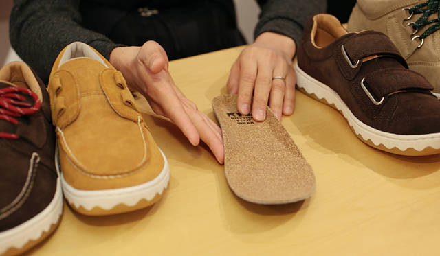 <strong>RFW｜アールエフダブリュー　デザイナー鹿子木 隆が語る、新生RFWのクリエイション</strong><br />表面にコルクを張り合わせたカップインソールは中央部を盛り上げることでアーチを支える。踏み込みが強くなり、歩行しやいよう工夫されている。