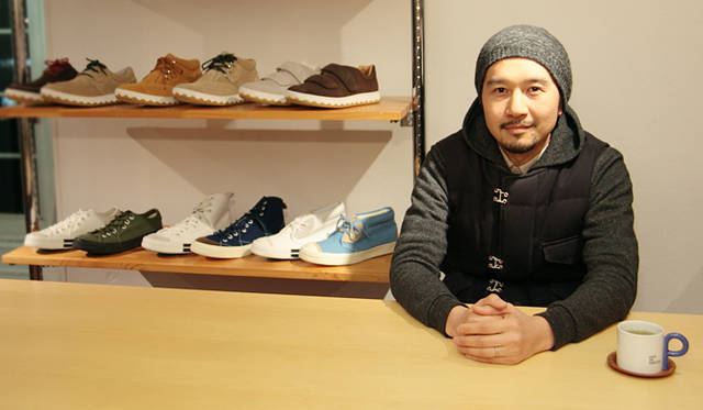 <strong>RFW｜アールエフダブリュー　デザイナー鹿子木 隆が語る、新生RFWのクリエイション</strong><br />「シーズンテーマはとくに設けていません。シューズやファッションのトレンドもあまり意識していませんね。そのとき自分のなかにあるインスピレーションをもとに、シーズンごとにあたらしい型を2、3型、定番モデルはカラーや素材を変えて展開しています」