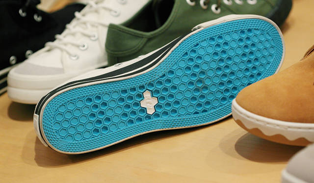 <strong>RFW｜アールエフダブリュー　デザイナー鹿子木 隆が語る、新生RFWのクリエイション</strong><br />「アッパーのデザインはボトムスによって隠れてしまうことがありますので、鮮やかなブルーの靴底や、サイドの太いライン、「モカ スエード」の波ラインなど、ソールにオリジナリティを意識しています」