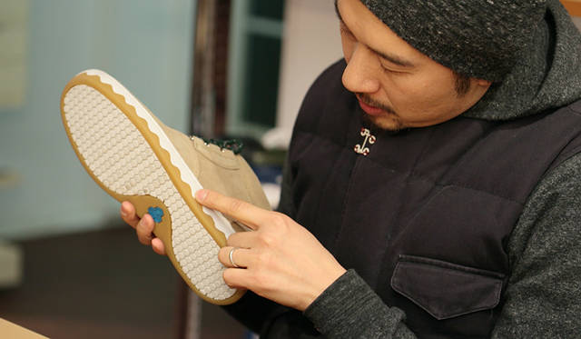 <strong>RFW｜アールエフダブリュー　デザイナー鹿子木 隆が語る、新生RFWのクリエイション</strong><br />「この波ライン、色ちがいのラバーを接着しているのですが、熱を加えるとラインがなかなかきれいに出なくて……とても苦戦しました」